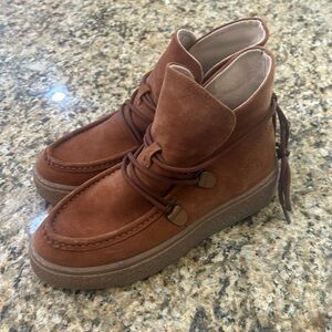 Size 7.5 Hush Puppies in excellent used condition. No wear on the bottoms.